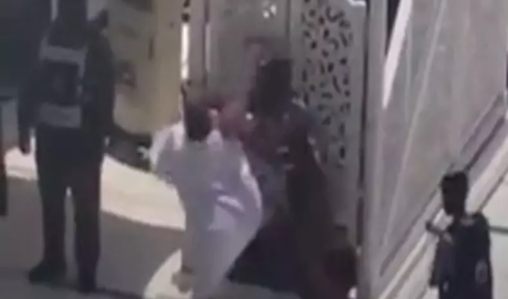 Detik-detik polisi mengamankan pelaku percobaan penyerangan terhadap khatib salat Jumat di Makkah (Foto / Istimewa)