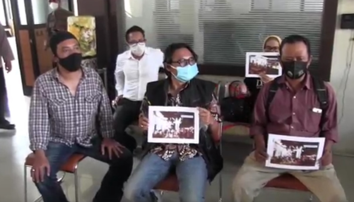 Aktitivis 98 saat melaporkan dugaan pelanggaran protokol kesehatan oleh Gubernur Jatim, Khofifah Indar Parawansa ke Polda Jatim (Foto / Metro TV)