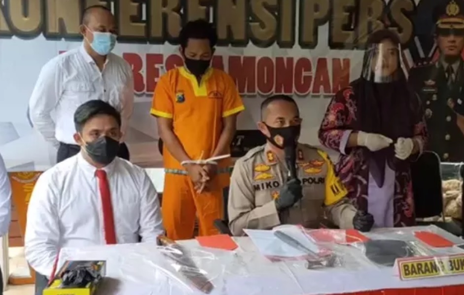 FH bersama barang  bukti berupa martil dan parang diamankan polisi (Foto / Metro TV)