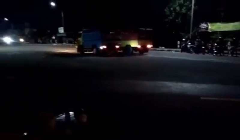 Tangkapan layar video balap liar truk (Foto / Metro TV)