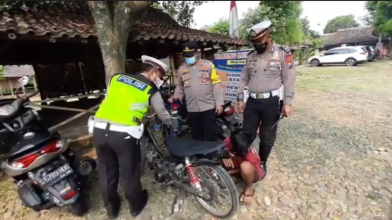 Salah satu pengendara motor berkenalpot brong dihukum dengan mendengarkan suara knalpotnya (Foto / Metro TV)