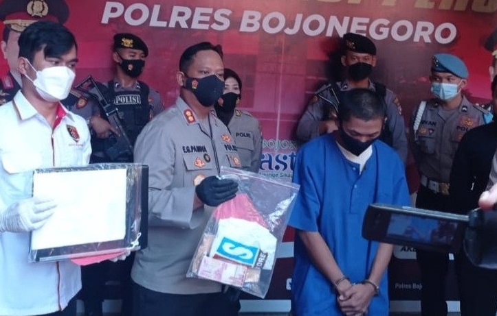 Teknisi elektronik berinisial IG (35) setelah memeras pelanggannya (Foto / Metro TV)