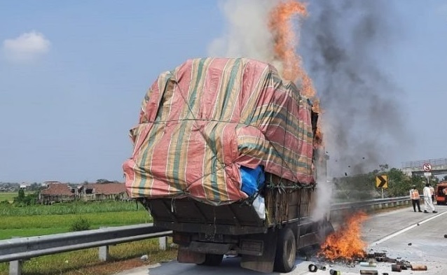 Truk kertas terbakar di di jalan tol Jombang – Mojokerto (Jomo) Km 700 jalur B ( Foto / Metro TV)