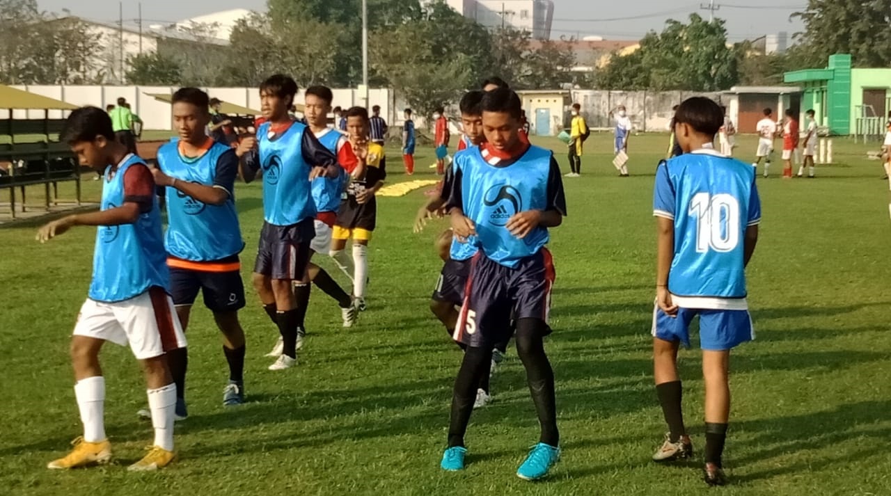 Sejumlah pemain muda di Sidoarjo mengikuti seleksi terbuka untuk Timnas U-16 (Foto / Metro TV)