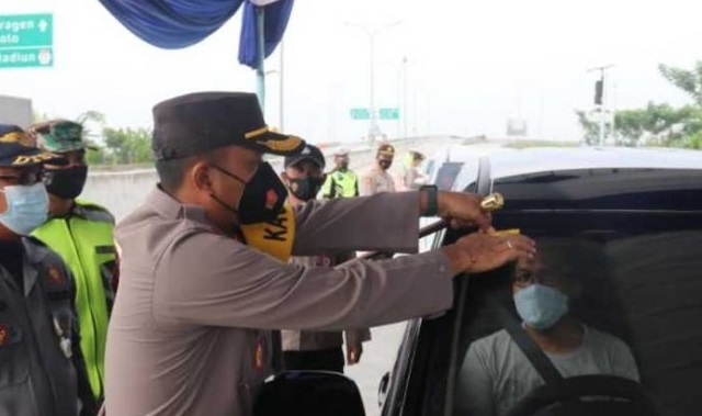Kapolres Ngawi AKBP I Wayan Winaya meninjau check poin penyekatan di exit Tol Ngawi (Foto / Metro TV)