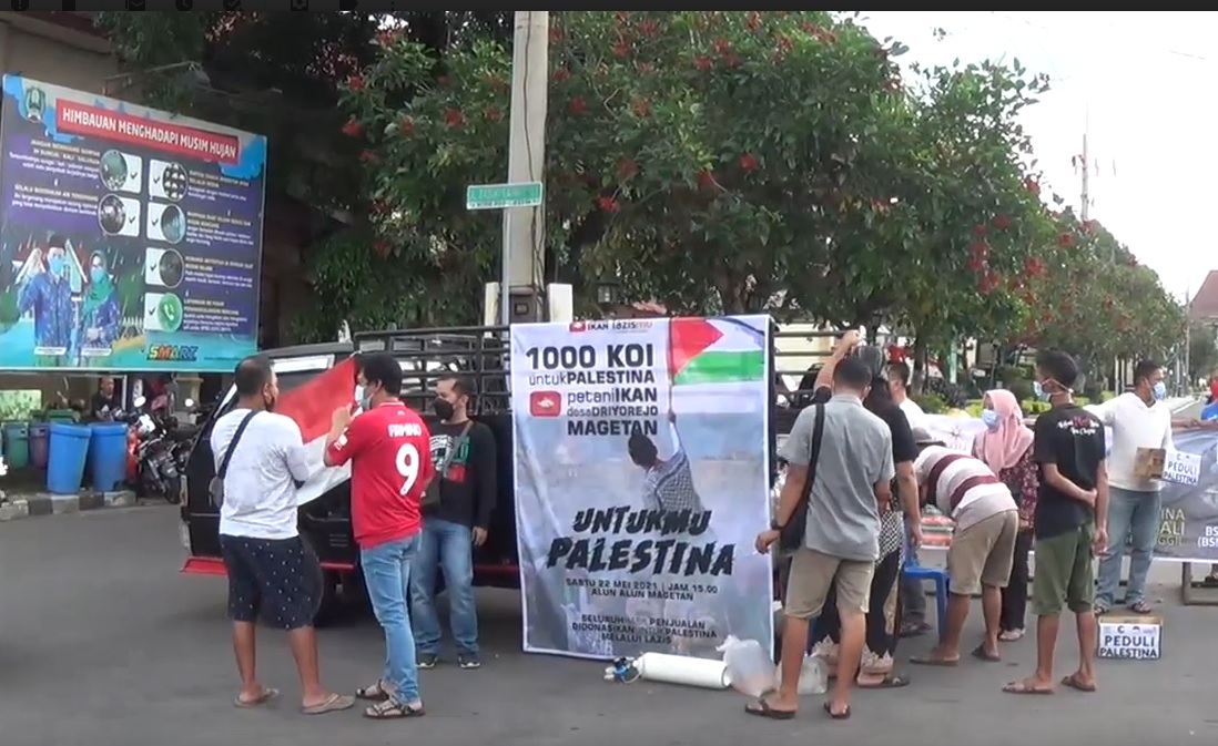 Peternak ikan koi mengalang dana untuk Palestina di alun-alun Magetan, Jawa Timur. (metrotv) 
