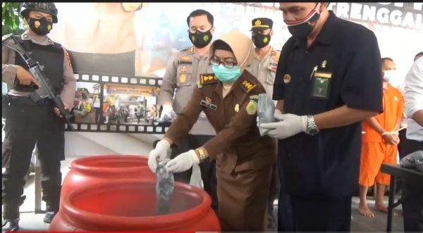Dua Pria Jombang Terciduk Jual Bubuk Petasan di Trenggalek