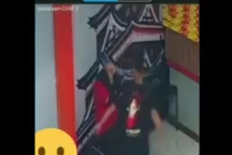 Tangkapan layar seorang pria memukuli perempuan di sebuah warung gerpek di Pasuruan. (metrotv)