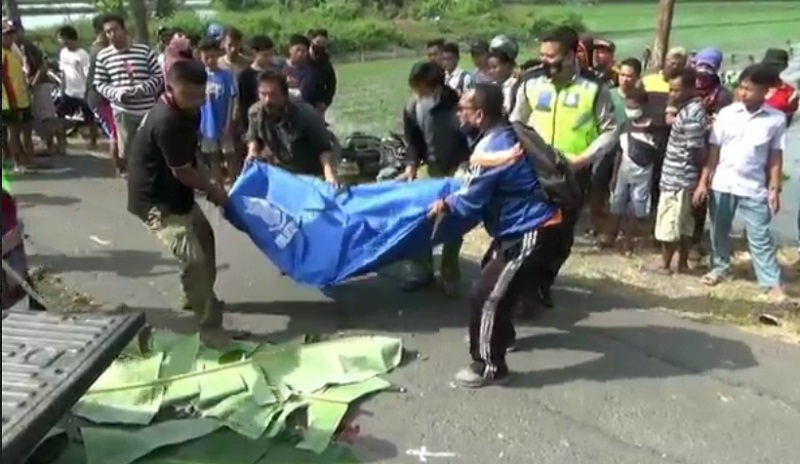 Polisi mengevakuasi pelajar yang tewas setelah terlibat kecelakaan usai pulang sekolah (Foto / Metro TV)