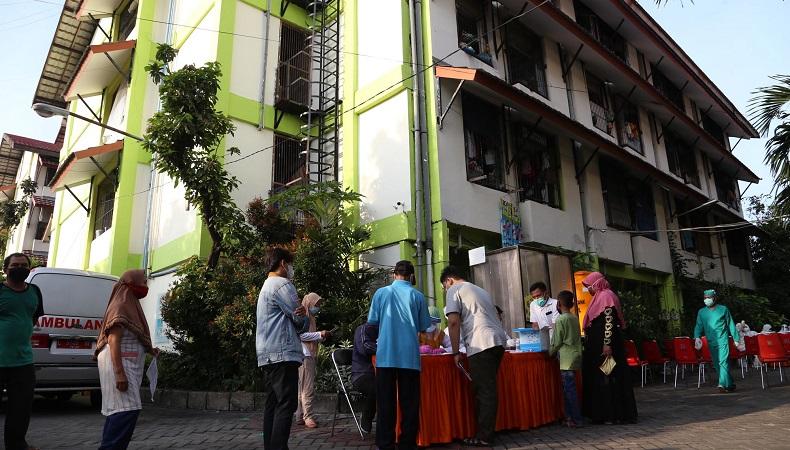 Seluruh penguhuni rusun Penjaringansari diswab massal setelah belasan penghuni terpapar covid-19 (Foto / Metro TV)