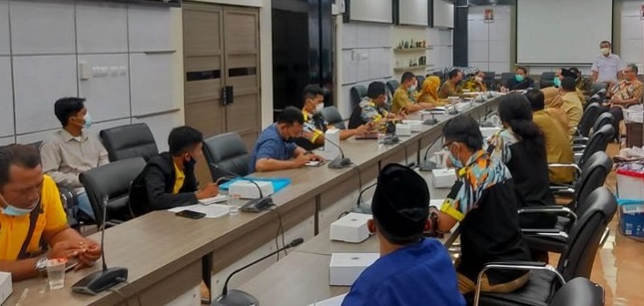 Anggota DPRD Gresik saat mendengarkan masukan dari viralnya kasus kades  Munggugebang (Foto / Istimewa)