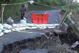 Kondisi jalur menuju Bromo yang ambles membahayakan pengendara (Foto / Metro TV)