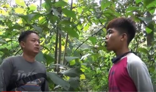 Nova Hariyanto (kanan) berpura-pura  jadi korban pembegalan untuk mendapatkan simpati warga. (metrotv)