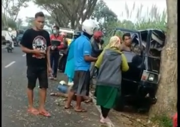 Sejumlah warga berusaha menolong penumpang pikap yang terpelanting di parit dan badan jalan. (metrotv)