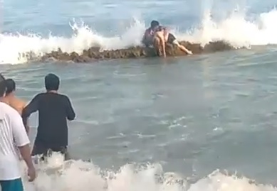 6 Korban Terseret Ombak Pantai Bengkung Malang Beda Rombongan, 3 Hilang!