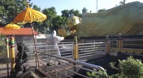 Satgas Covid-19 melakukan penyemprotan cairan disinfektan di komplek Patung Budha Tidur di Maha Vihara Majapahit, di Kecamatan Trowulan. (metrotv)