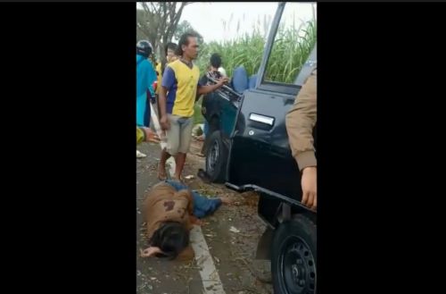 Kondisi salah satu korban yang terlempar dari pikap setelah menabrak pohon (Foto / Metro TV)