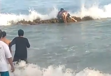 Detik-detik seorang pengunjung berusaha menolong korban yang terseret ombak Pantai Batu Bengkung Malang. (Foto / Metro TV)