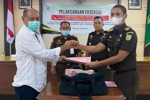  Suami mantan wakil bupati (wabup) Ponorogo Yuni Widyaningsih menyerahkan uang pengganti kerugian negara dari perkara korupsi (Foto/ Istimewa) 