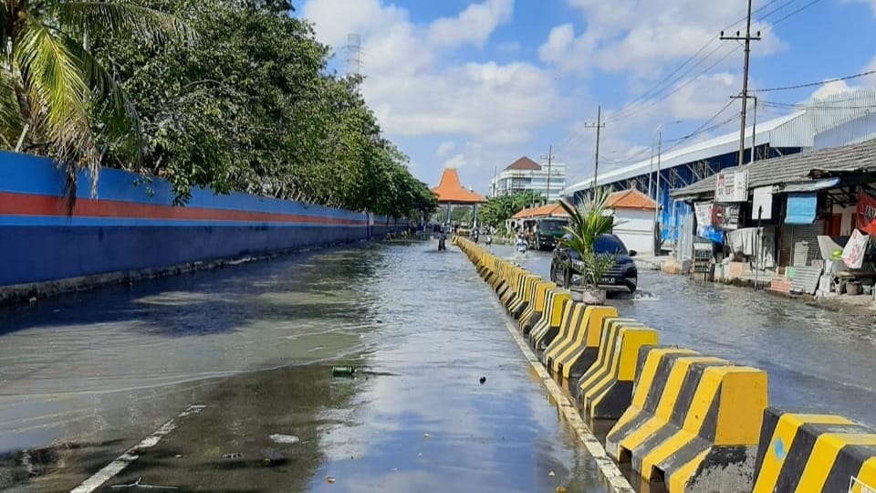 Air dari laut menggenang di Jalan Kalimas Baru, Surabaya. (Istimewa) 