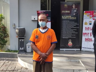 Salamun, 60, tersangka pencabulan anak di bawah umur digelandang petugas di Mapolrestabes Surabaya. (Medcom.id/Amal) 