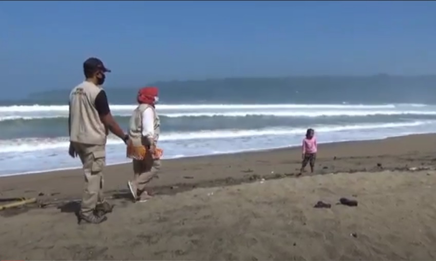 Petugas BPBD Pacitan memantau kondisi gelombang sekaligus mengingatkan pengunjung Pantai Pancerdoor untuk menjauhi pantai. (metrotv)