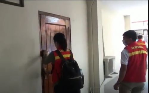 im penyidik Dit Tipikor Bareskrim Mabes Polri melakukan penggeledahan di sejumlah kantor Pemkab Nganjuk. (metrotv)