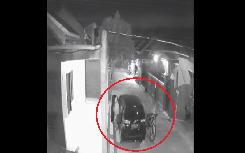 Pelaku pencurian sepeda gunung bermobil terekam CCTV (Foto / Metro TV)