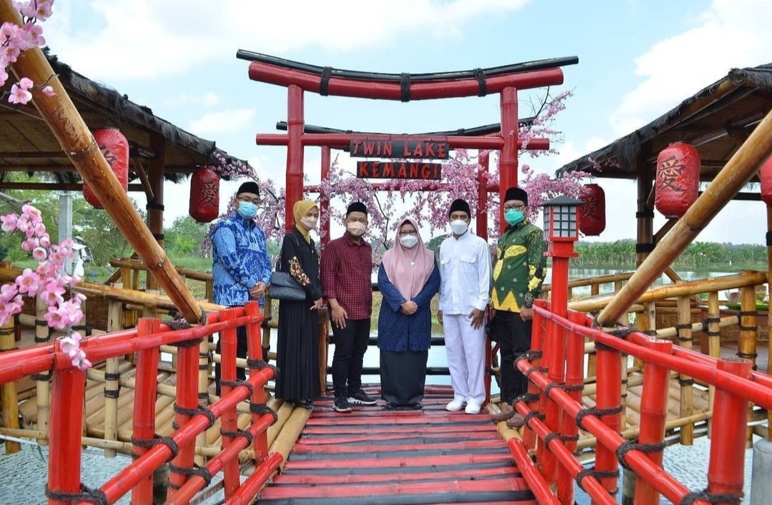 Bupati-Wakil Bupati Gresik, Fandi Akhmad Yani membuka wisata baru twin lake di Bungah Gresik (Foto / Istimewa)