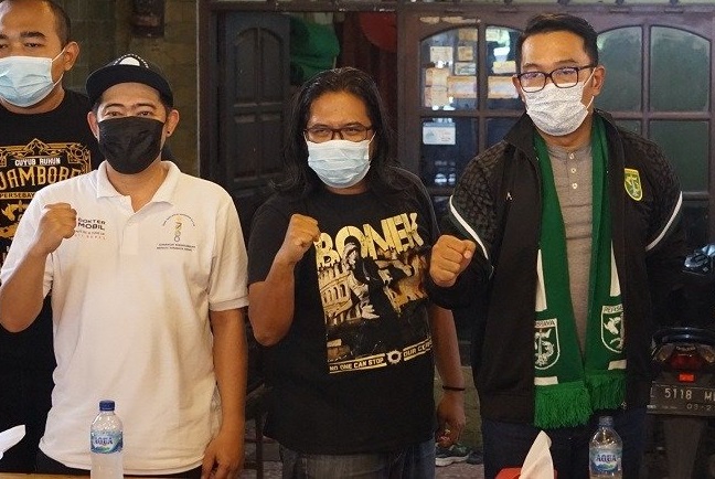 Pakai Jaket dan Syal Persebaya, Ridwal Kamil Gayeng Ngopi Bareng Bonek