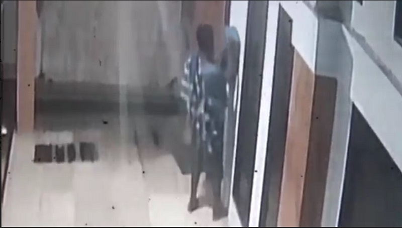 Tangkapan layar rekaman CCTV yang merekam aksi pencurian kotak amal di salah satu masjid di Jombang (Foto / Mero TV)