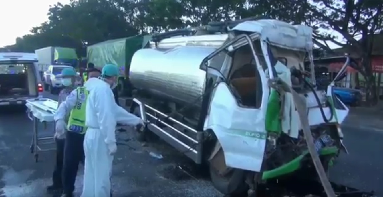 Kondisi truk tangki yang terlibat kecelakaan di Jalan Pantura Lamongan (Foto / Metro TV)