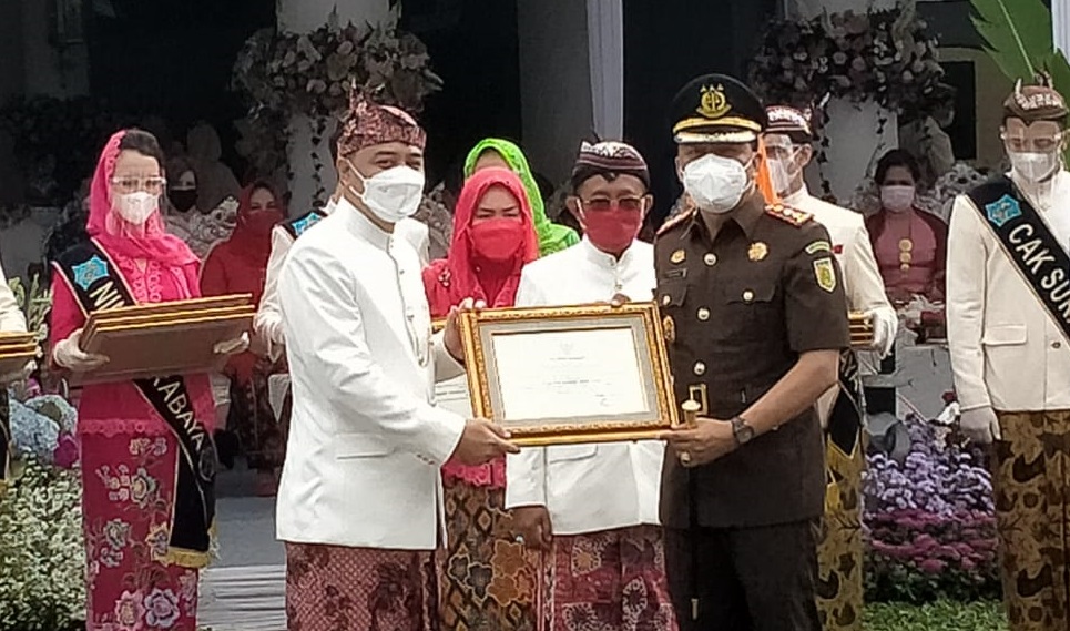 Kepala Kejaksaan Negeri (Kajari) Tanjung Perak I Ketut Kasna Dedi saat menerima penghargaan dari Walikota Surabaya, Eri Cahyadi (Foto / Hum)