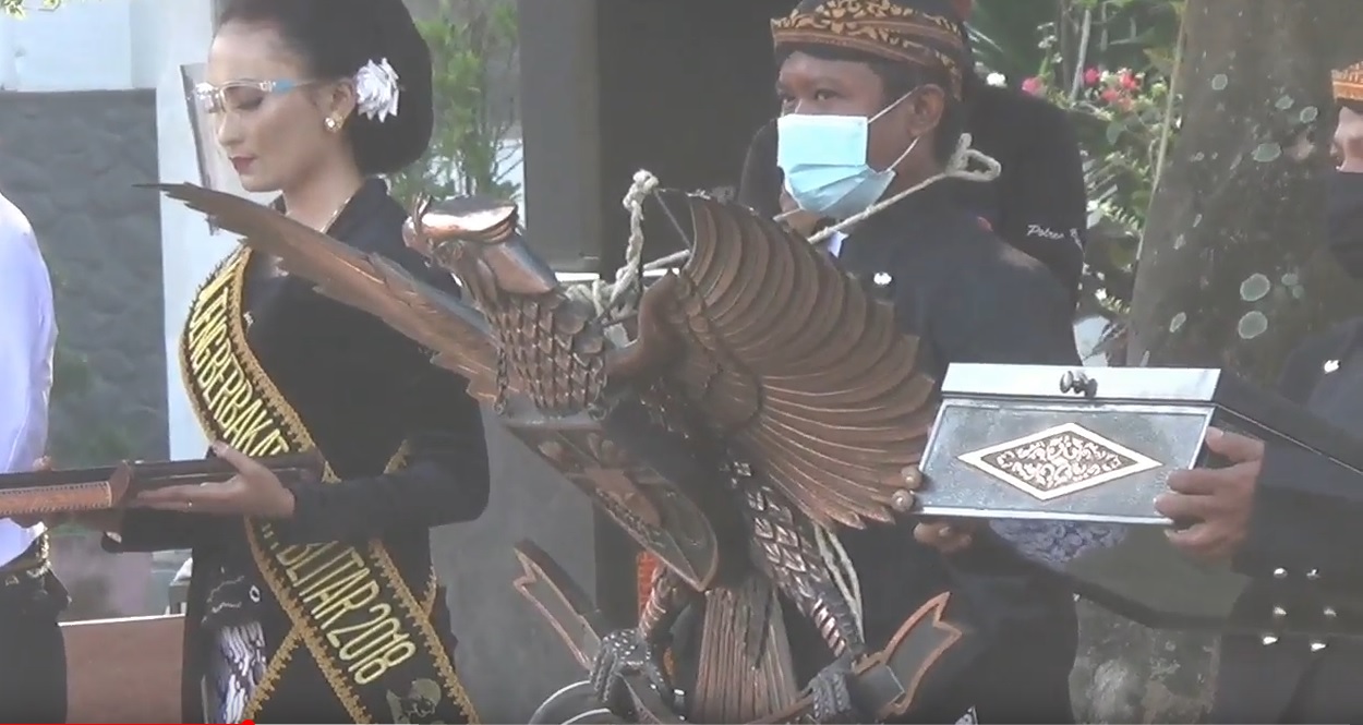 Replika burung garuda dihadirkan dalam Upacara Grebeg Pancasila digelar di Istana Gebang, Kota Blitar. (metrotv)