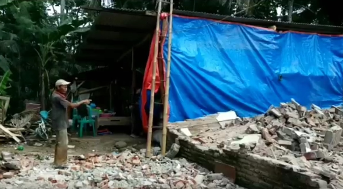 Miris, Korban Gempa Blitar Tinggal di Kandang