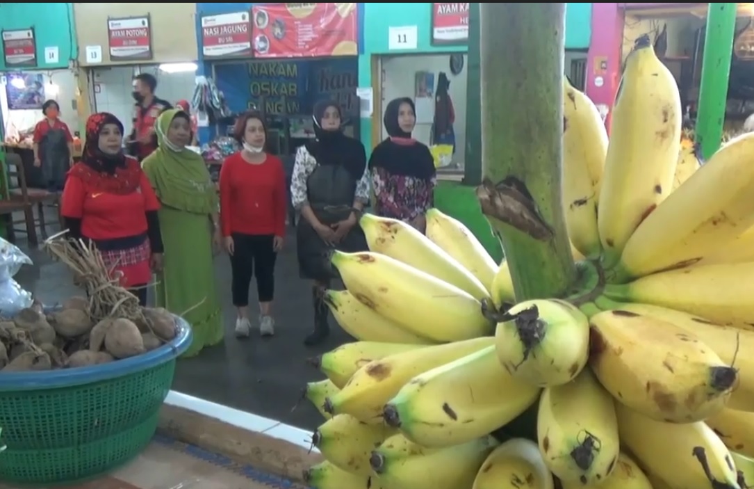 Sejumlah pedagang  Pasar Tradisional Oro-oro Dowo, Kota Malang berdiri untuk menyanyikan lagu Indonesia Raya. (metrotv)