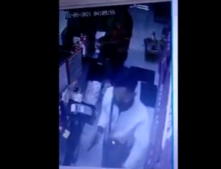 Salah satu pelaku membawa pistol terekam kamera CCTV. (metrotv)