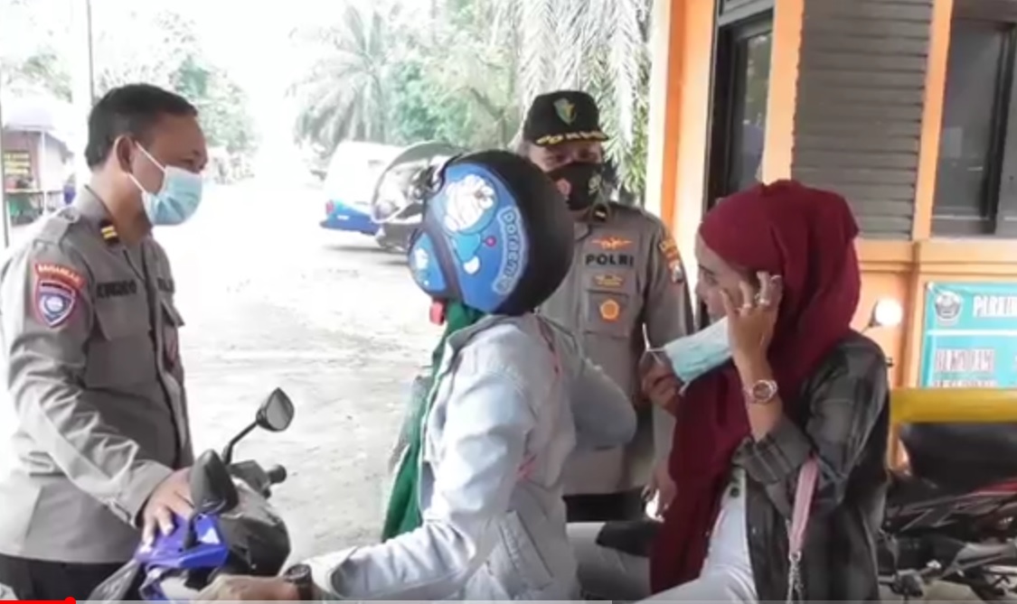 Satgas Covid-19 mengingatkan pengunjung pasar untuk memakai masker dengan benar. (metrotv)