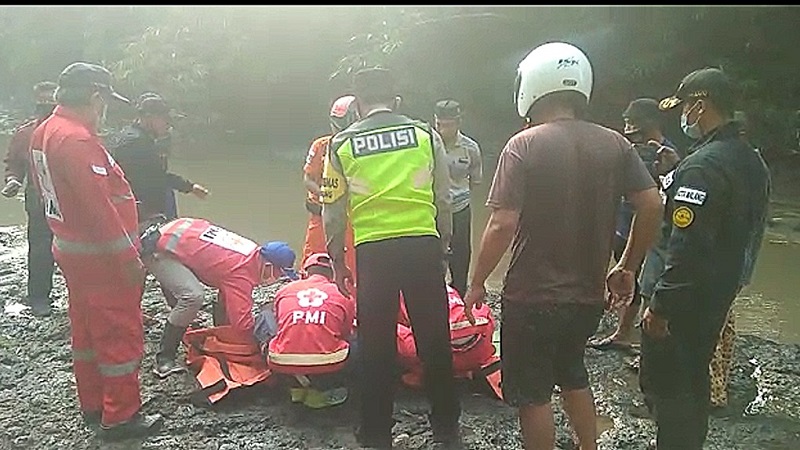 Tim SAR Malang mengevakuasi jasad Naban Zulfdli yang ditemukan di tepi sungai Jatisari (Foto / Metro TV)