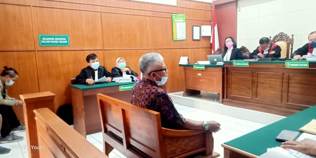 Karyawan terdakwa Sofyan Kaleb menjadi saksi dalam sidang Sidang dugaan perkara tipu gelap yang melibatkan bos PT Daha Tama Adikarya, Imam Santoso (Foto / Clicks.id)