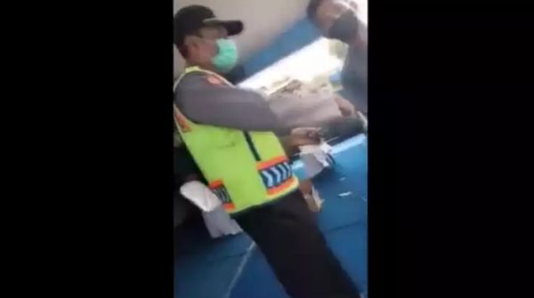 Viral! Oknum Polisi di Jombang Pungli Rp800 Ribu kepada Sopir Truk
