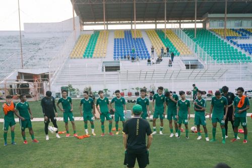 Persebaya menggelar latihan di stadion Gelora 10 Nopember (Foto / Hum)