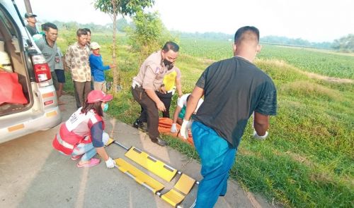Petugas mengevakuasi jasad Sumantri yang tewas usai terjatuh dari motornya (Foto / Metro TV)