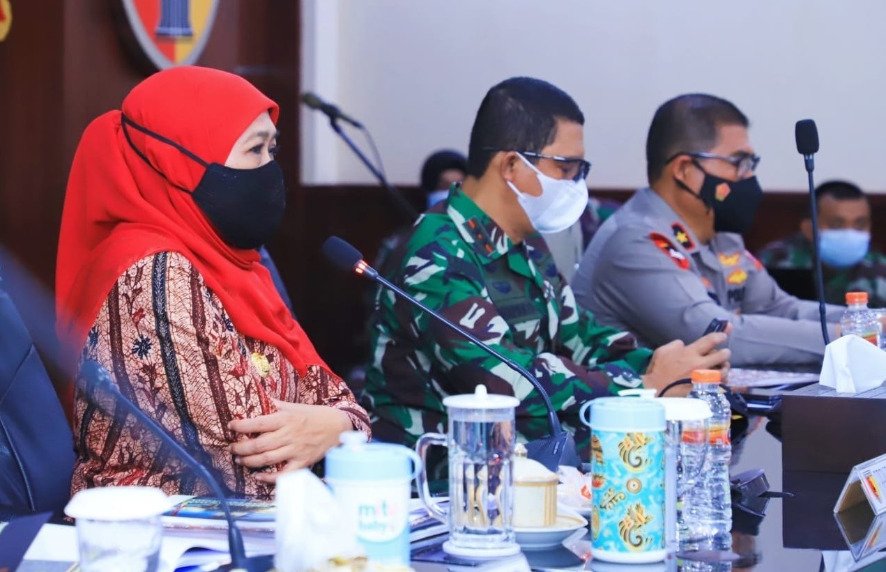 Gubernur Jawa Timur Khofifah Indar Parawansa bersama Pangdam V/Brawijaya Mayjen TNI Suharyanto, Wakapolda Jatim Brigjen Pol Slamet Hadi Supraptoyo menggelar Rapat Koordinasi (Rakor) virtual dengan para Bupati/Walikota (Foto / Hum)