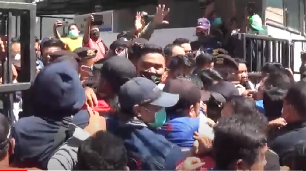 Aksi dorong mewarnai aksi demo buruh di depan Kantor BPJS Kesehatan Surabaya. (metrotv)