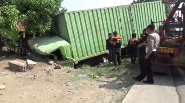 Sopir Ngantuk, Truk Kontainer Nyungsep Sungai Ponorogo