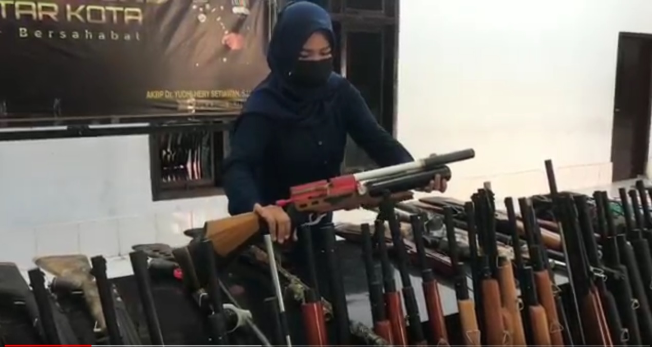 Sebanyak 135 pucuk senapan angin diamankan dari rumah produksi milik WA (Foto / Metro TV)