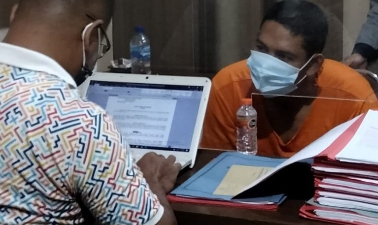 Tersangka Ali Muddin menjalani pemeriksaan usai membunuh mantan istrinya hingga tewas (Foto / Metro TV)