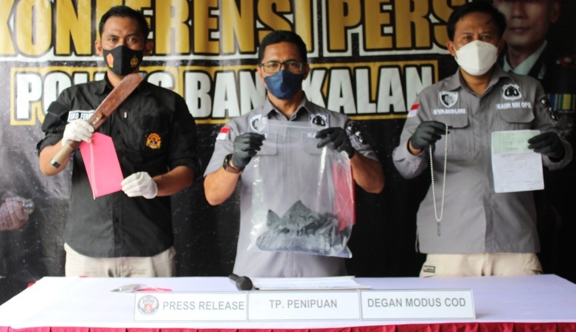 Polisi menunjukkan barang bukti hasil penipuan bermodus COD (Foto / Istimewa)