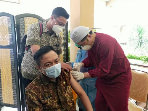 Wakil Bupati Blitar, Rahmat Santoso saat disuntik vaksin AstraZeneca (Foto / Clicks.id)